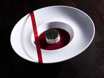 Gazpacho de remolacha con gamba y caviar